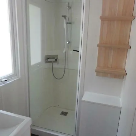 Beautiful 5-Bed Chalet In Roquebrune-Sur-Argens Alpehytte *
